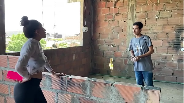 Meu vizinho me ajuda com danos elétricos e AGRADEÇO COM SEXO