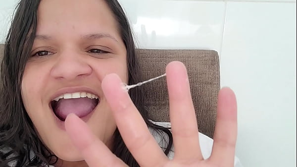 Assistindo ao filme '_ O Naufrágio '_ minha buceta começou a piscar