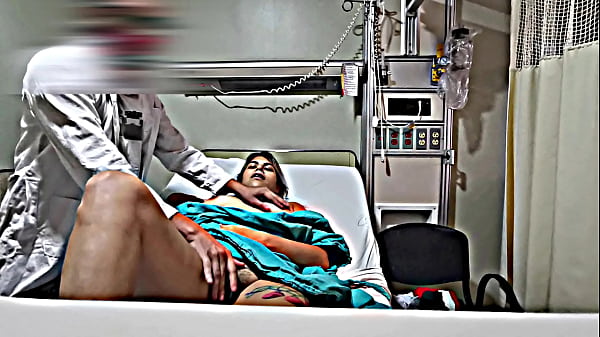 Ecco perché ci è voluto così tanto tempo per vedermi all'IMMS, il dottore mi succhia le tette/ Daniela/ Hyperversos