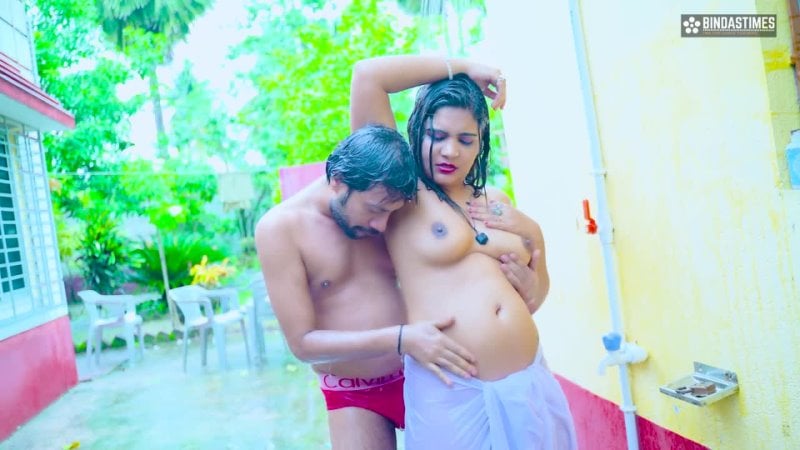 Desi old bhabhi was seen bathing in the open and got fucked in the open.