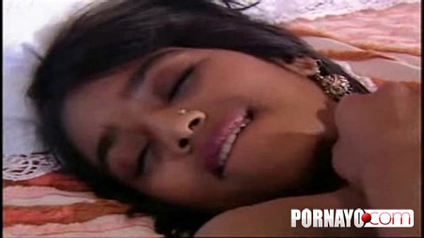 भारतीय लड़की और उसकी प्रेमिका अपने प्रेमी के साथ चुदाई कर रही है