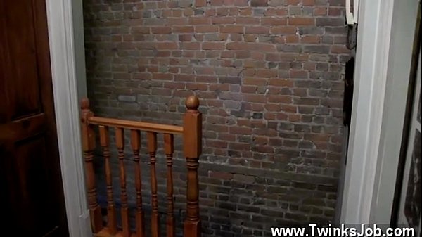 Immagine gay del sesso di un ragazzino Jason sta facendo gola a un osso mentre si masturba,