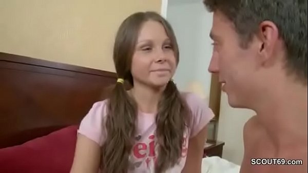 BRUDER MIT MEGA SCHWANZ FICKT SEINE KLEINE STIEF SCHWESTER ALS ELTERN WEG SIND