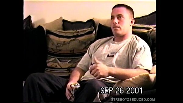 Hetero-Boy Justin holt sich einen runter und spritzt seine Ladung ab