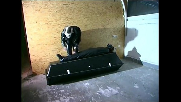 Une nana sexy se ligote et t.