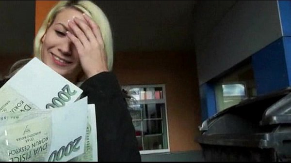 La stretta bionda amatoriale Eurobabe Yenna ha sbattuto nel parcheggio