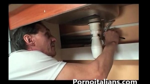 Mädchen lutscht Schwanz in Hydraulik - Mädchen saugt Schwanz in Hydraulik -