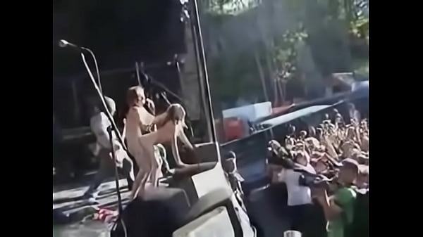 Couple baise sur scène pendant un concert